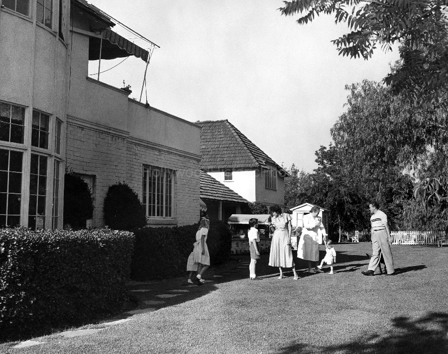 Bob Hope 1949 Toluca Lake Estate with wife Dolores and the kids Linda, Anthony, Kelly and Nora WM.jpg